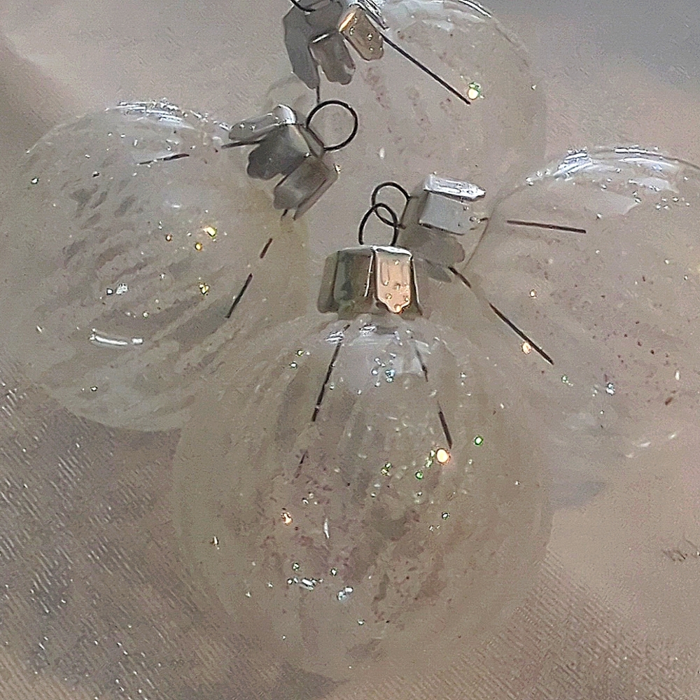 🏷️LAST CHANCE SALE $5 Vintage Romanian Hand Decorated Glass Ornaments Set of 4 - Picture 2 of 8